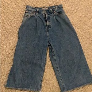 Levi Capri Pants - Size 26